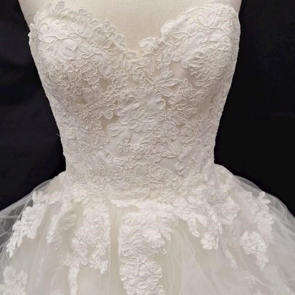 Maggie Sottero Ivory sweetheart neckline tiered layered skirt Wedding Dress 12 - Picture 3 of 13